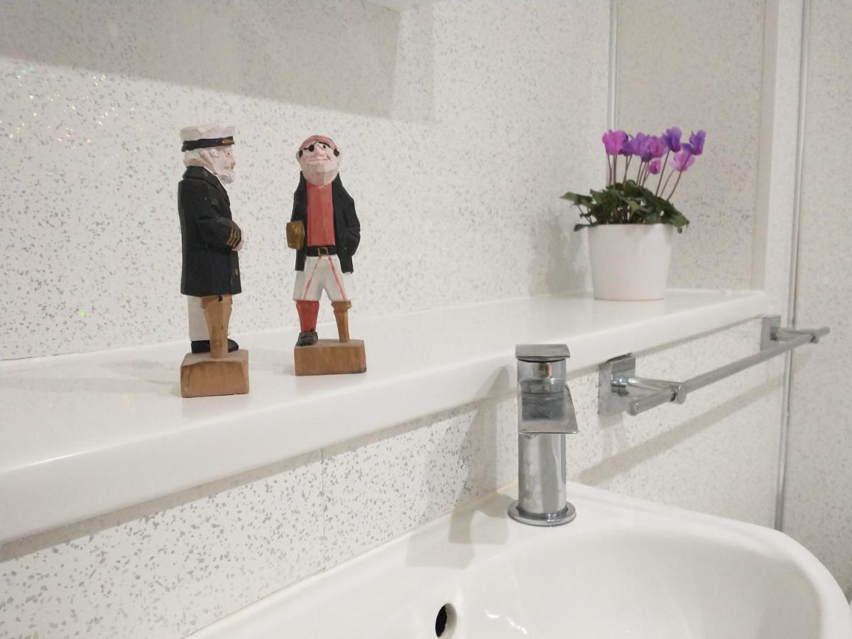 チチェスター Chipad Duo - Comfy House With Parking And Gardenヴィラ エクステリア 写真